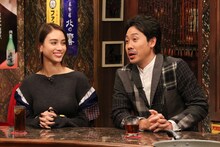 （左から）滝沢カレン、大泉洋。(c)関西テレビ