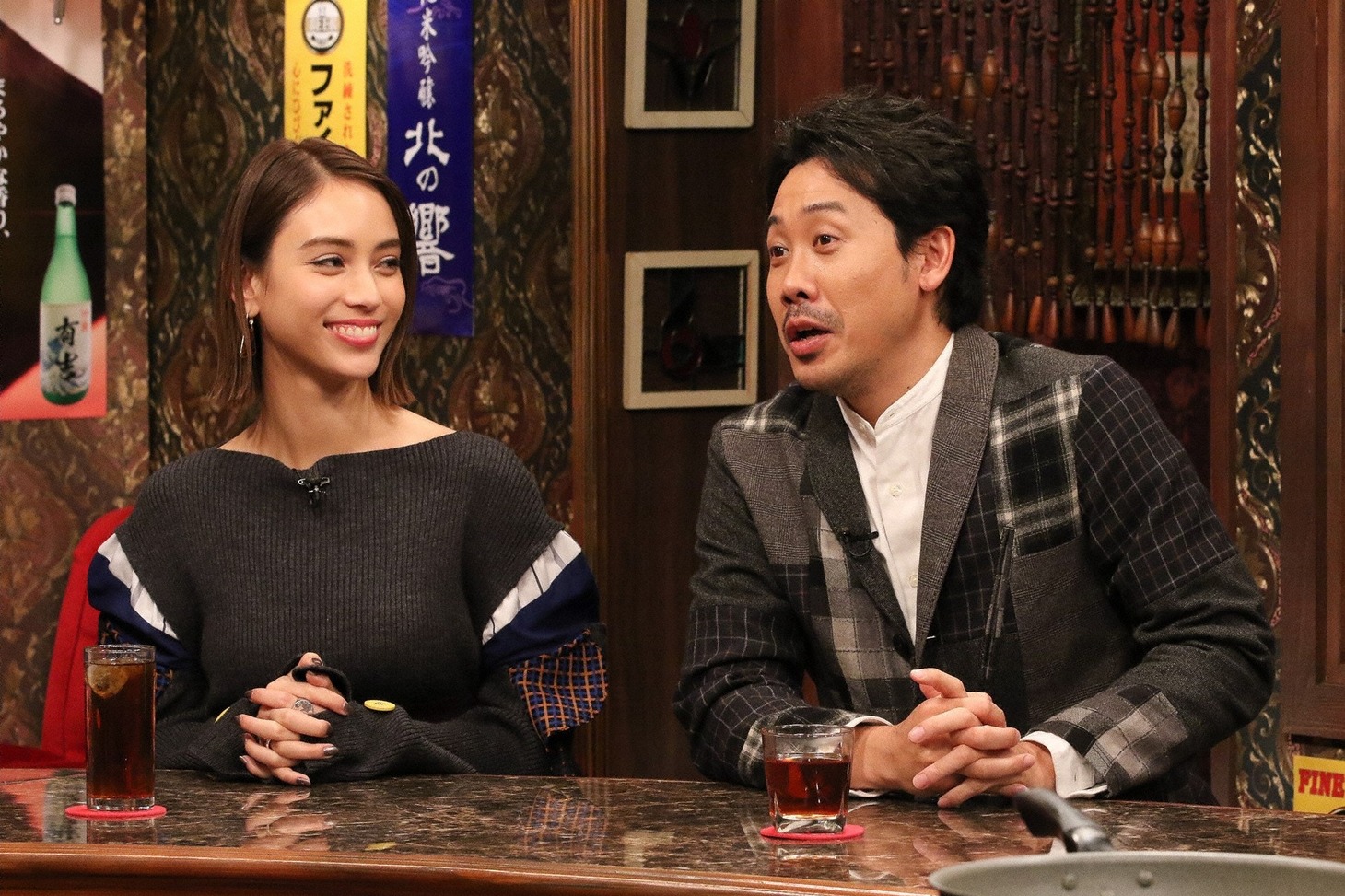 （左から）滝沢カレン、大泉洋。(c)関西テレビ