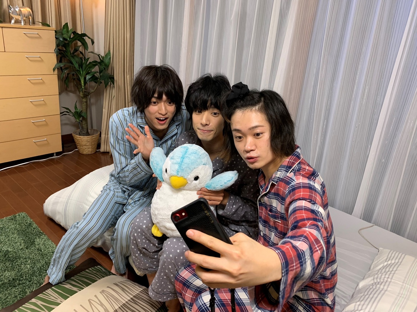 左から眞嶋秀斗、黒羽麻璃央、鳥越裕貴。