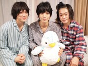 左から眞嶋秀斗、黒羽麻璃央、鳥越裕貴。