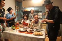 映画「おいしい家族」撮影中の様子。