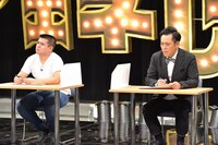 「有田ジェネレーション」でクイズバトルを繰り広げる（左から）ジェラードン西本とくりぃむしちゅー有田。(c)TBS