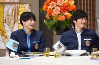 左から中島健人、田中圭。(c)日本テレビ