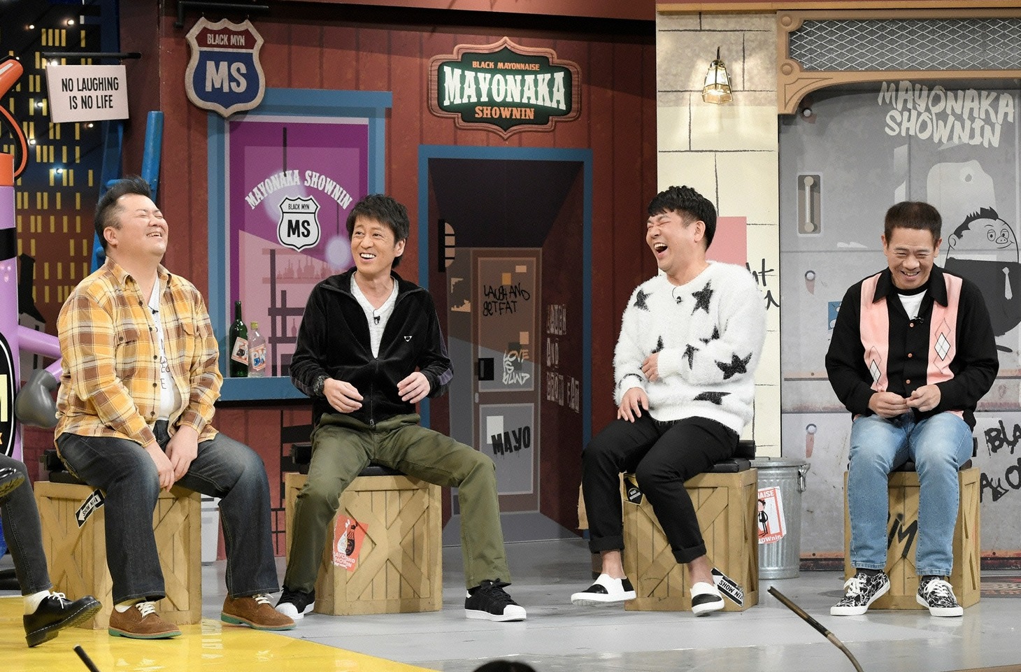 左からブラックマヨネーズ、FUJIWARA。(c)読売テレビ