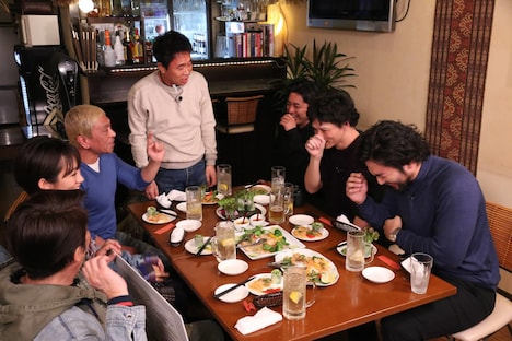 ダウンタウンらとトークする山田孝之、安藤政信、阿部進之介。(c)フジテレビ