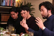 左から山田孝之、安藤政信、阿部進之介。(c)フジテレビ