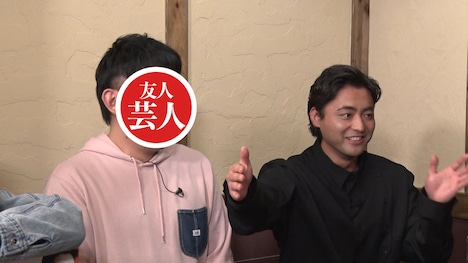 山田孝之の親友芸人（左）と山田孝之（右）。(c)フジテレビ