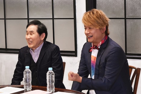 囲み取材に応じる（左から）萩本欽一と香取慎吾。