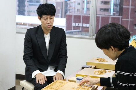 「小籔千豊の将棋道場小破り」のワンシーン。