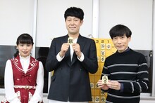 左から竹部さゆり、小籔千豊、インパルス板倉。