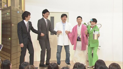 ピエール瀧のためのネタを披露するザ・ギース。(c)NHK