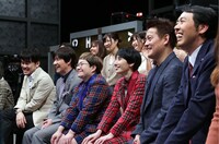 ネタを鑑賞するMC陣。