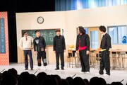 「名門！モウカリマッカー学園～西梅田校新聞部～」のワンシーン。(c)テレビ大阪