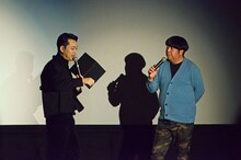 トーク中のバナナマン。