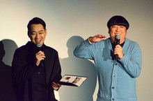 トーク中のバナナマン。