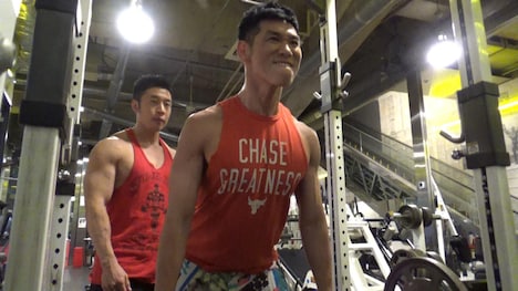 レイザーラモンHG（右）に転機を与えたというなかやまきんに君（左）。c)MBS