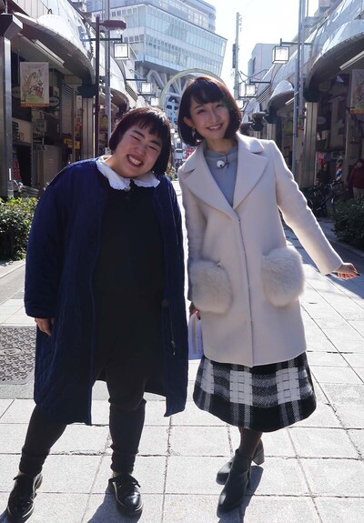 「ゆりやんと年末ぼっちさん」に出演する（左から）ゆりやんレトリィバァ、竹上萌奈アナ。(c)関西テレビ