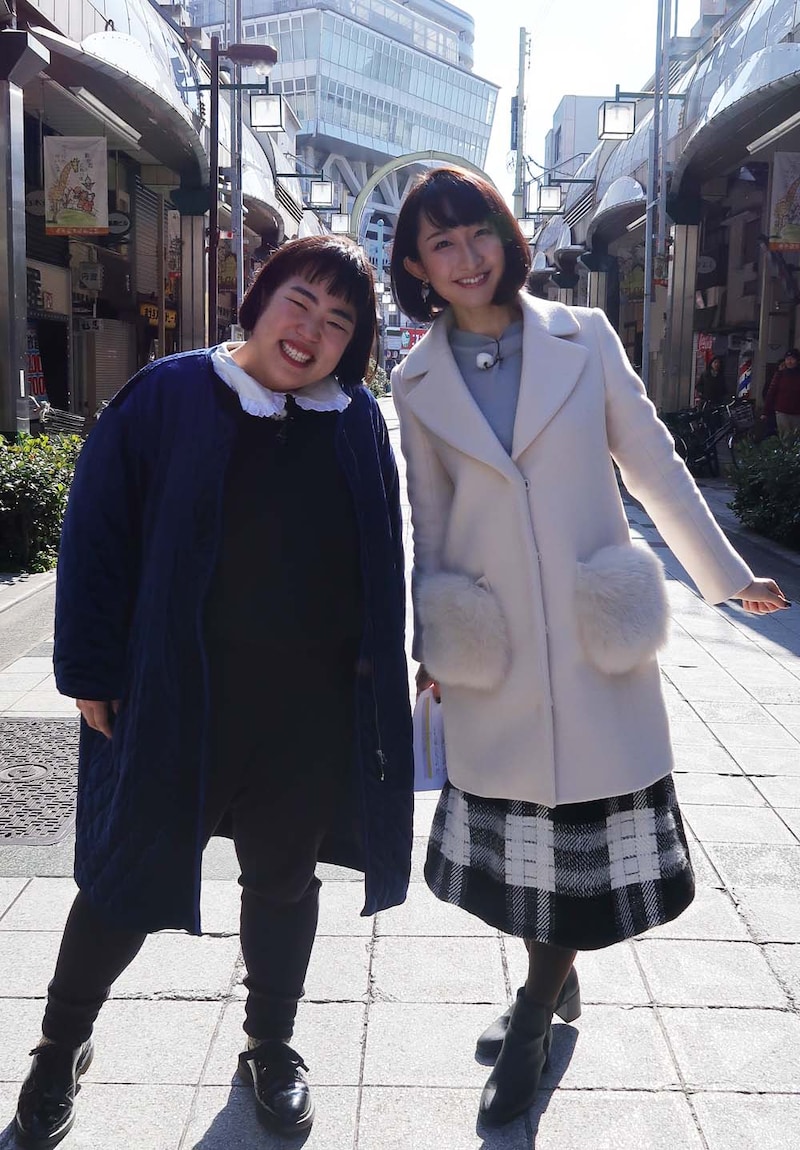 「ゆりやんと年末ぼっちさん」に出演する（左から）ゆりやんレトリィバァ、竹上萌奈アナ。(c)関西テレビ