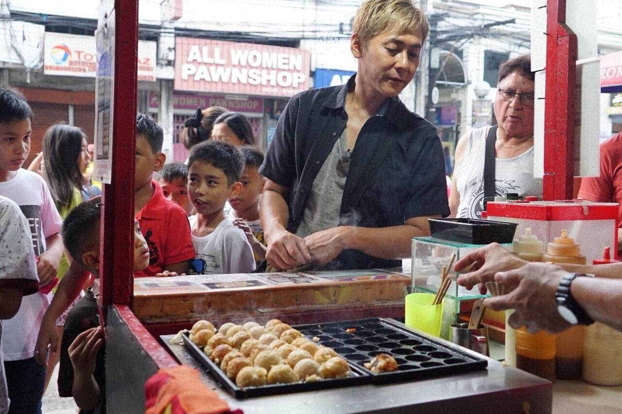 ヒロシがフィリピンの屋台でたこ焼き発見、見た目は日本と同じだが
