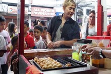 フィリピンの屋台でたこ焼きを見つけたヒロシ。(c)BS朝日