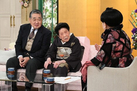 （左から）成田常也、内海桂子、黒柳徹子。(c)テレビ朝日