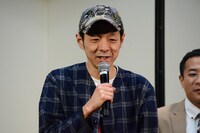 見届け人を務めた宮藤官九郎。
