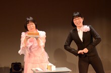 2019年1月開催の「東京コントメンAWARD1-4」より、お手製ゼリーを手にする阿佐ヶ谷姉妹・美穂（左）。