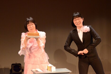 2019年1月開催の「東京コントメンAWARD1-4」より、お手製ゼリーを手にする阿佐ヶ谷姉妹・美穂（左）。