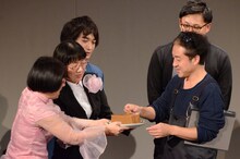 阿佐ヶ谷姉妹・美穂が作ったゼリーを試食するムロツヨシ。