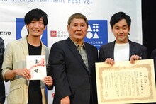 ビートたけし（中央）を囲むマッハスピード豪速球。