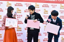 新川優愛（左）が描いた「理想の“3億円デート”プラン」のイラストにジャルジャルがコメントする場面。