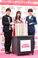 ジャルジャルと新川優愛（中央）。