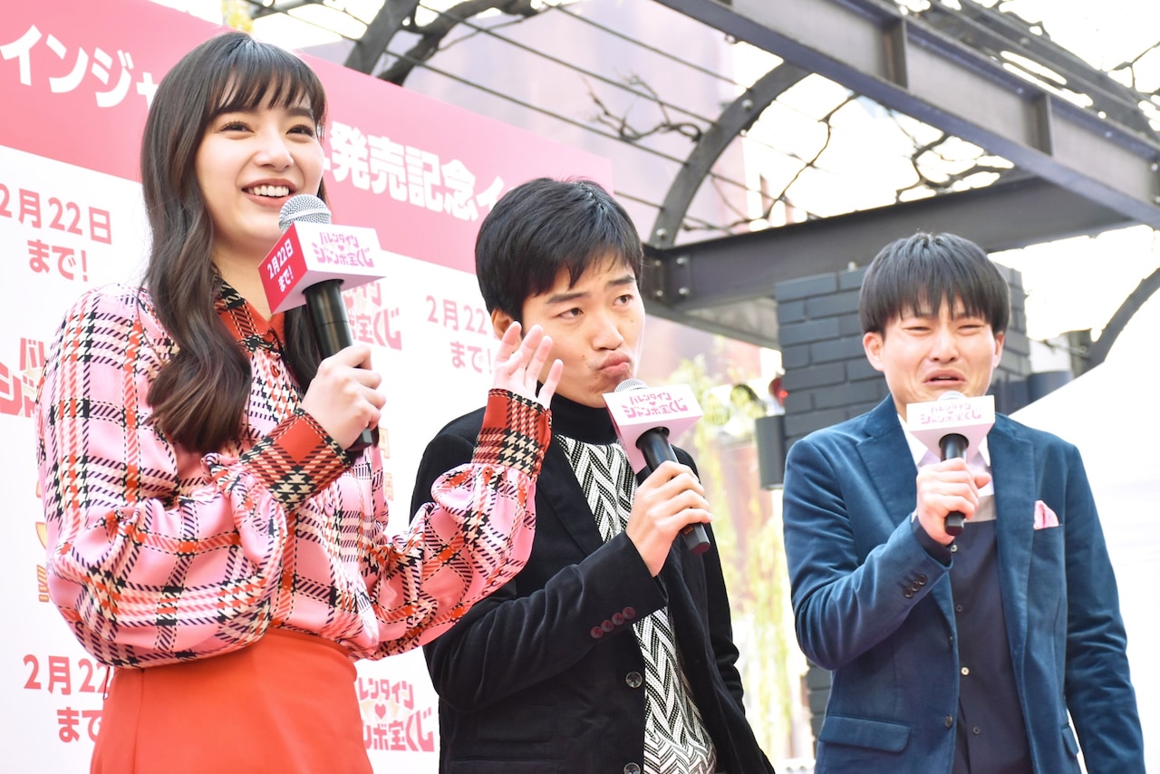「バレンタインジャンボ宝くじ」「バレンタインジャンボミニ」発売記念イベントで、新川優愛（左）へ告白してみせるジャルジャル後藤（中央）とジャルジャル福徳（右）。