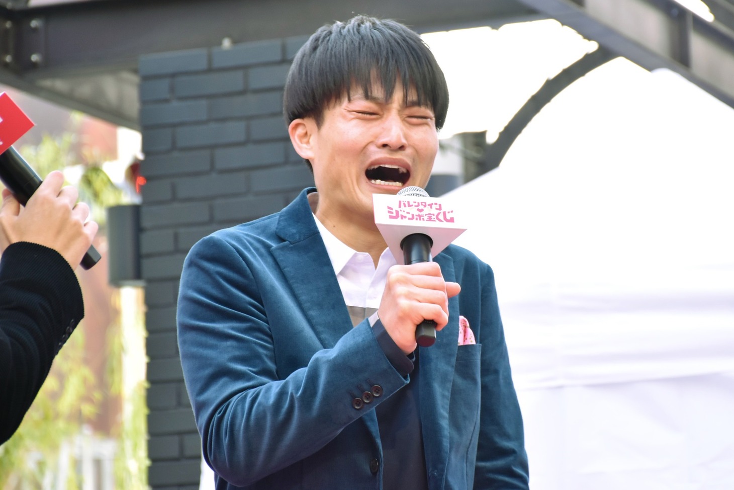 号泣してみせるジャルジャル福徳。