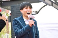 号泣かと思いきや大笑いしているジャルジャル福徳。