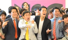 霜降り明星（中央）