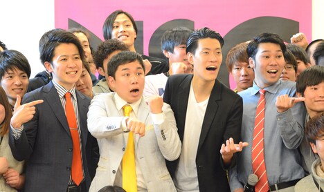 霜降り明星（中央）