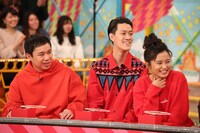 （左から）霜降り明星、小島瑠璃子。(c)フジテレビ