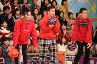 （手前左から）小島瑠璃子、霜降り明星。(c)フジテレビ