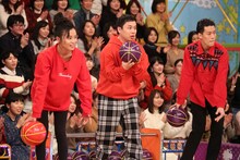 （手前左から）小島瑠璃子、霜降り明星。(c)フジテレビ