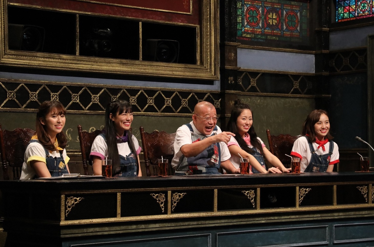 笑福亭鶴瓶（中央）とももいろクローバーZ。(c)関西テレビ