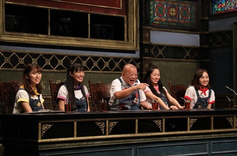 笑福亭鶴瓶（中央）とももいろクローバーZ。(c)関西テレビ