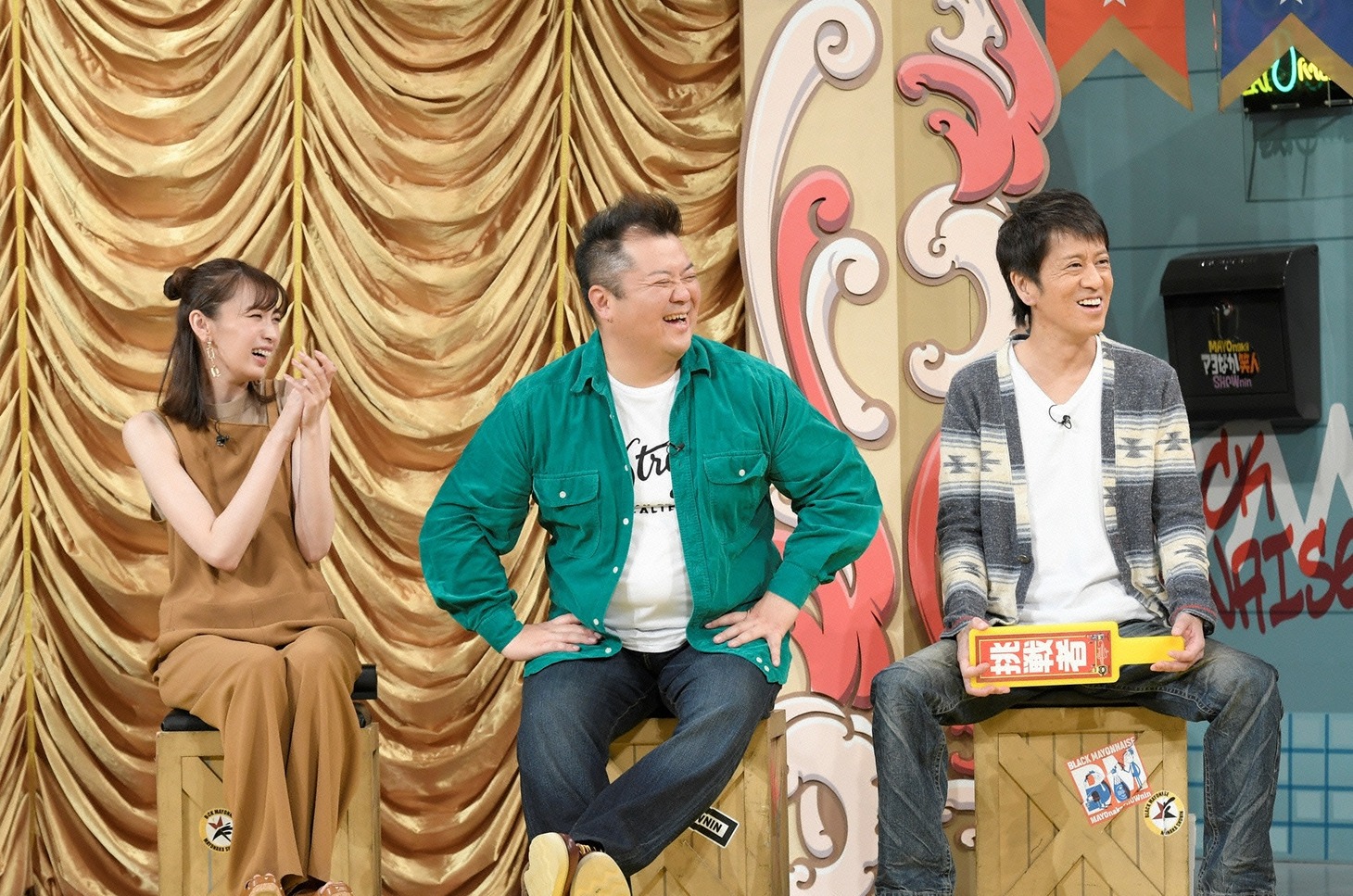 左から宮田聡子、ブラックマヨネーズ。(c)読売テレビ