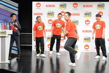 ゴリラの後ろ蹴りのモノマネを披露するFUJIWARA原西。