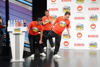 間寛平に後ろ蹴りを食らわせるFUJIWARA原西。