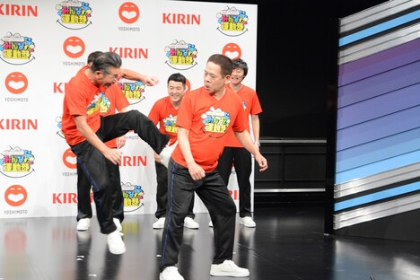 FUJIWARA原西（右）に飛び蹴りをする間寛平（左）。