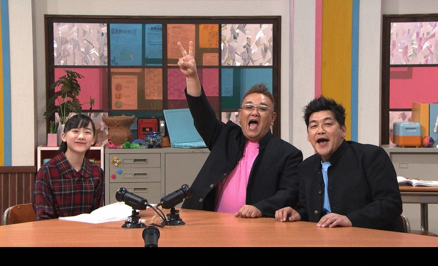 「サンドウィッチマン＆芦田愛菜のぶっつけ教室 博士ちゃん」に出演するサンドウィッチマンと芦田愛菜（左）。(c)テレビ朝日