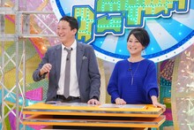 MCの（左から）サバンナ高橋、友近。(c)関西テレビ