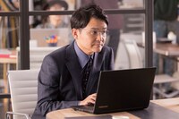 ノートPCを開く千鳥ノブ。