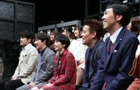 ネタを鑑賞するMC陣。